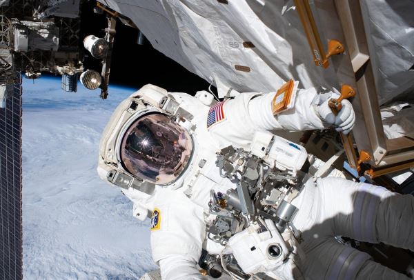 «Как он вообще выжил?» Американец провел на орбите целый год. Последствия полета ужаснули ученых: космос изменил его тело и ДНК