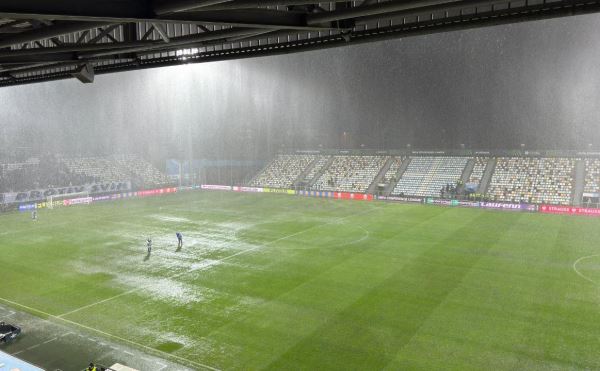 Матч еврокубка в Хорватии прервали спустя 12 минут из-за ливня