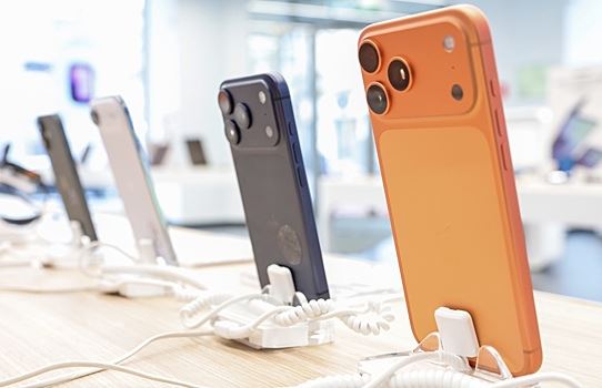 Капитализация Apple достигла $4 трлн на фоне успеха iPhone 17