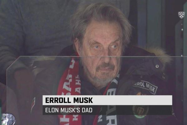 Отец Илона Маска посетил матч КХЛ в Казани