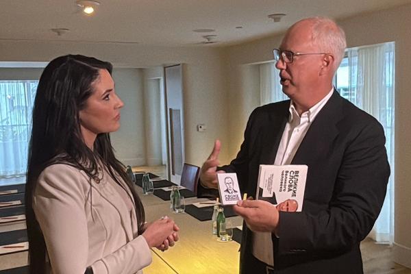 Все фазы Луны. Посмотрите на яркую брюнетку-политика из США: много фото