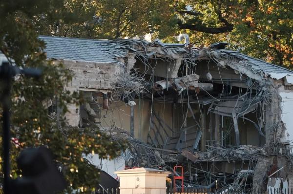 Белый дом частично разрушен экскаватором. Трамп строит Бальный зал