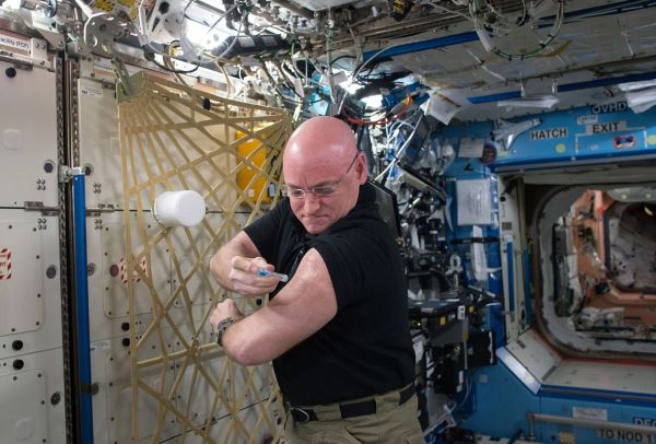 «Как он вообще выжил?» Американец провел на орбите целый год. Последствия полета ужаснули ученых: космос изменил его тело и ДНК