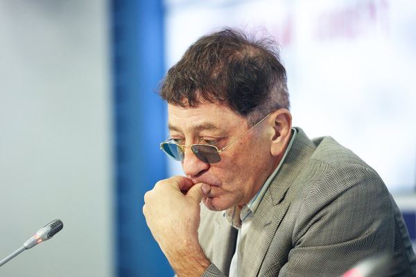 Лепс попал в больницу после скандального концерта, где он курил и матерился на сцене. Его выступления оказались под угрозой отмены