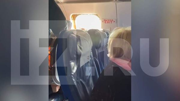 В Санкт-Петербурге подросток открыл аварийный выход в самолете и задержал рейс