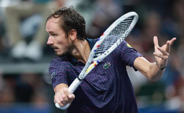 Даниил Медведев с победы стартовал на «Мастерс» в Париже