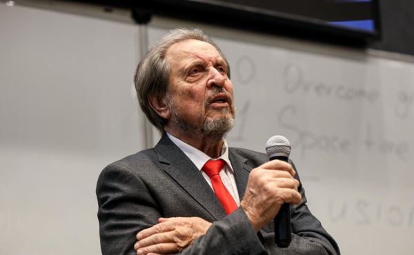 Отец Илона Маска посетил матч КХЛ в Казани