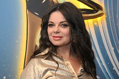 Королева решила заработать на старых плакатах с Николаевым