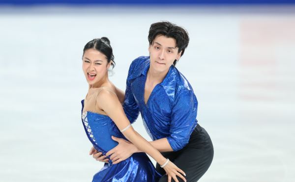 ISU начал расследование из-за плюшевой баллистической ракеты у фигуристов