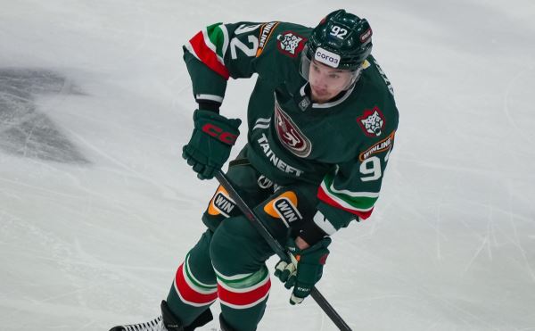 В КХЛ шайба попала в ворота рикошетом от лица хоккеиста «Ак Барса». Видео