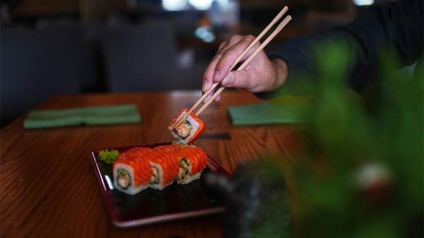 Врач рассказала об опасности сетов суши и роллов