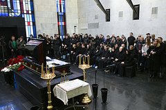 Бурунов выразил соболезнования на прощании с Романом Поповым