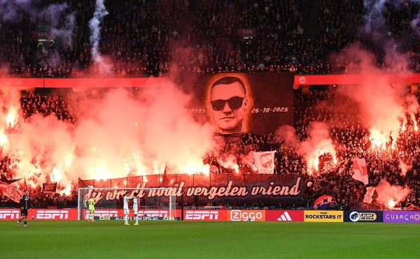 Матч «Аякса» прервали из-за фаер-шоу в память о погибшем фанате