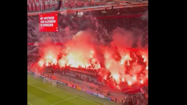 Матч «Аякса» прервали из-за фаер-шоу в память о погибшем фанате