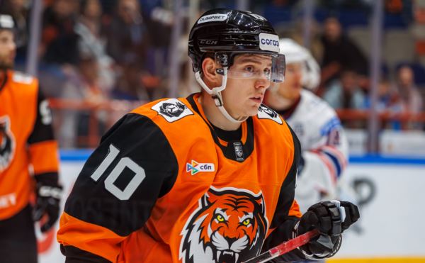 Временно оставшийся без главного тренера клуб КХЛ прервал серию поражений