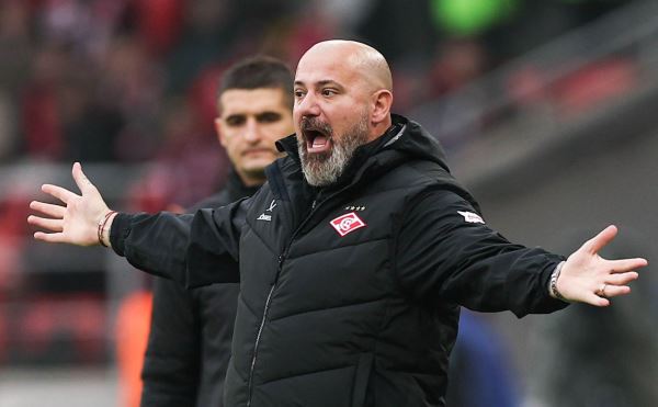 Неизвестные разбили стекло автобуса с игроками «Спартака» в Краснодаре